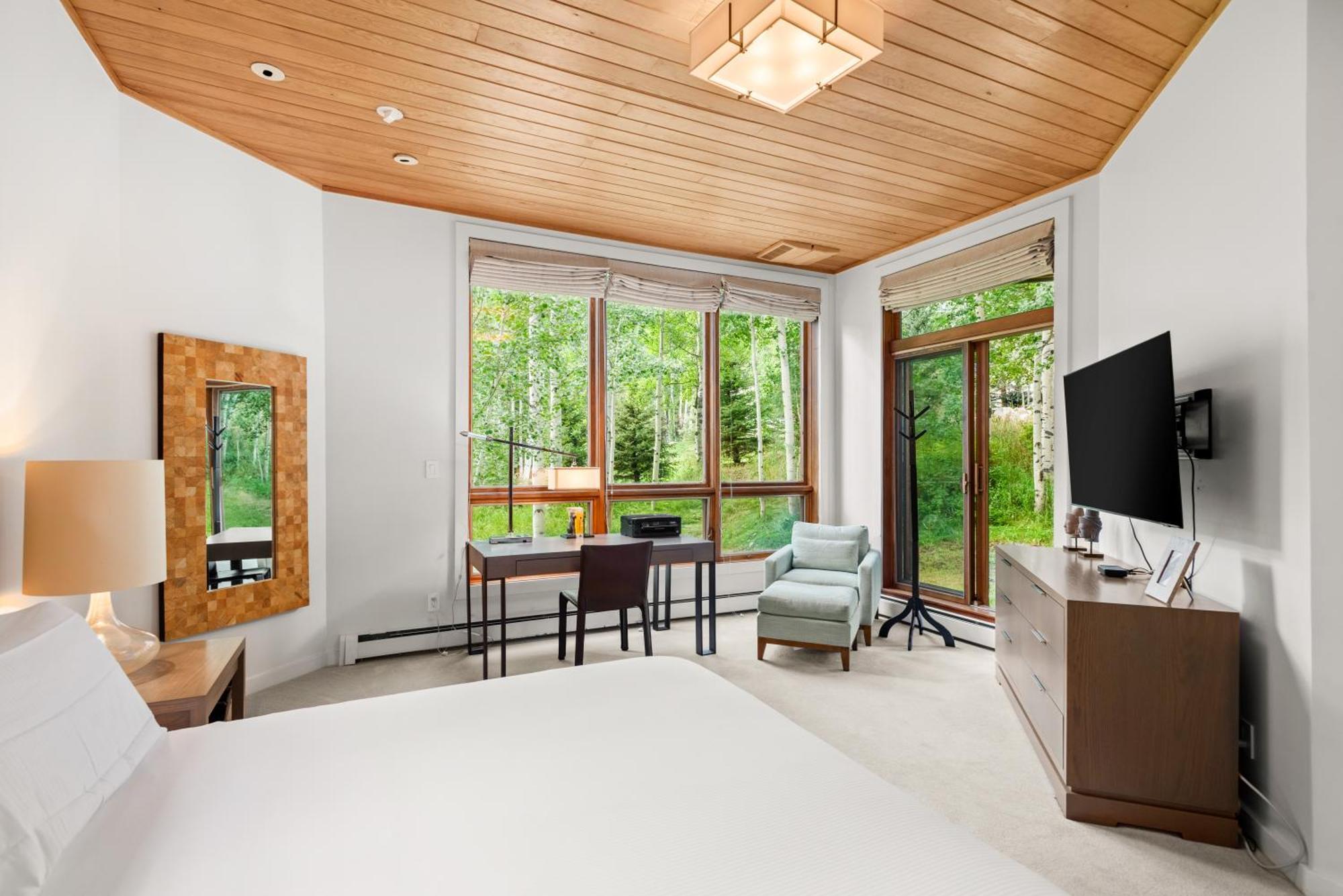 Newly Remodeled Ski-in Out Snowmass View Townhome By The Woodrun V Snowmass Village