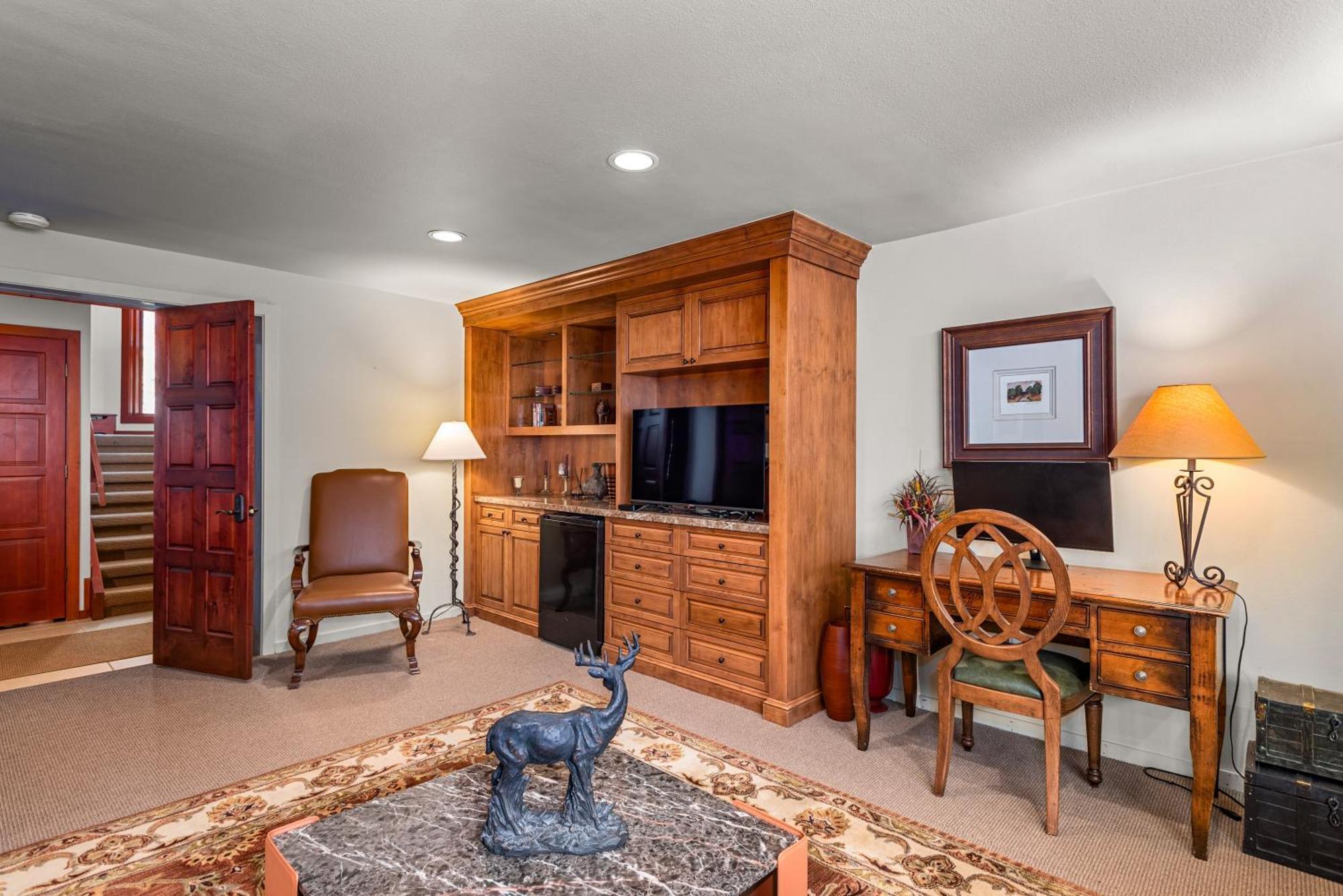 Ski-in Ski-out Townhome Near Adam's Ave Access By The Woodrun V Snowmass Village