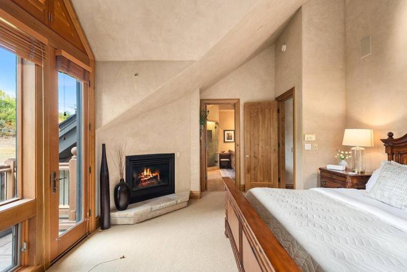 Snowmass 4 Bedroom Townhome With Ski-in, Ski-out Access At Woodrun Snowmass Village