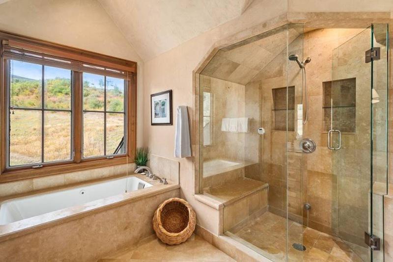 Snowmass 4 Bedroom Townhome With Ski-in, Ski-out Access At Woodrun