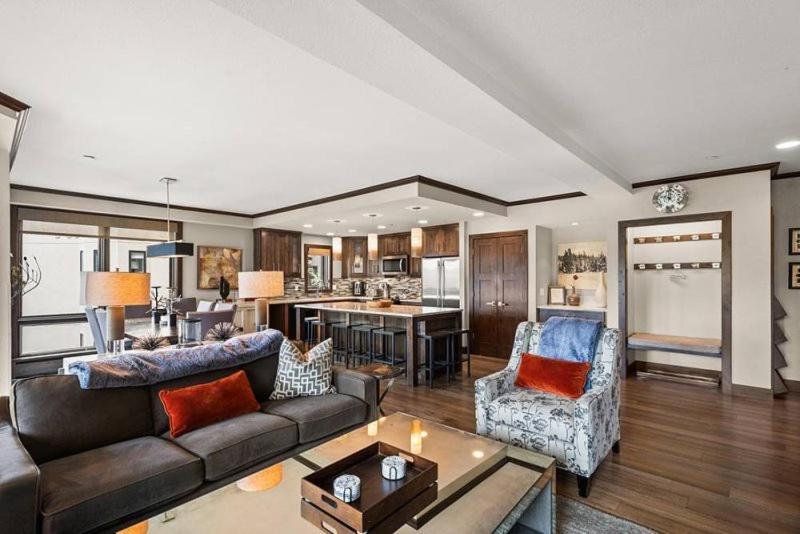 Spacious In, Out 3 Bedroom Vacation Next To The Gondola Featuring Slopeside Heated Outdoor Pool And Hot Tub