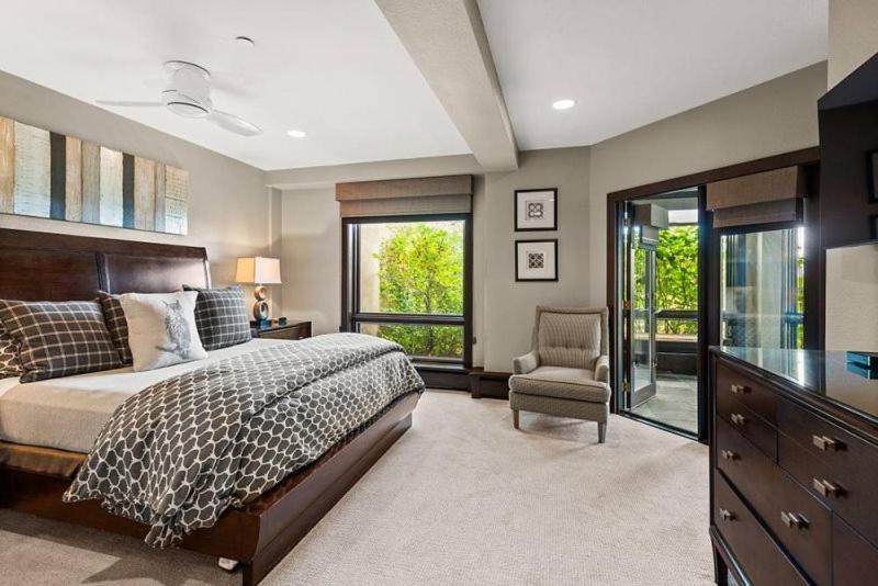 Spacious In, Out 3 Bedroom Vacation Next To The Gondola Featuring Slopeside Heated Outdoor Pool And Hot Tub Apartment