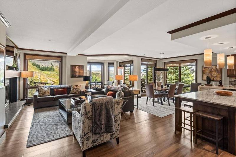 Spacious In, Out 3 Bedroom Vacation Next To The Gondola Featuring Slopeside Heated Outdoor Pool And Hot Tub
