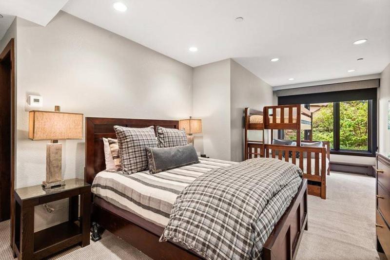 Apartment Spacious In, Out 3 Bedroom Vacation Next To The Gondola Featuring Slopeside Heated Outdoor Pool And Hot Tub Snowmass Village