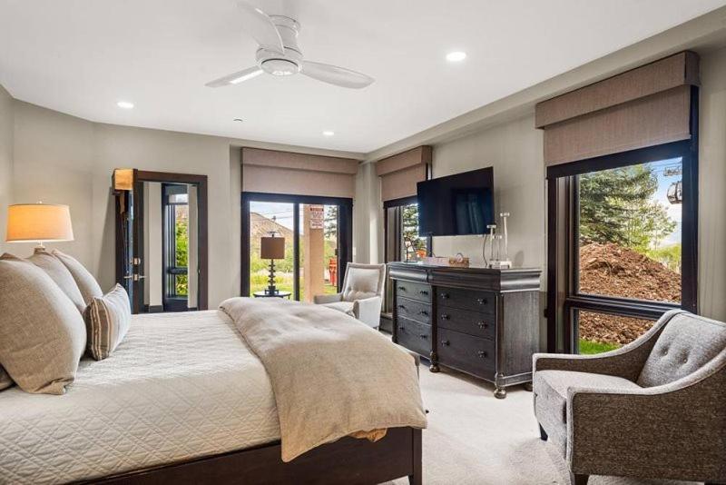 Spacious In, Out 3 Bedroom Vacation Next To The Gondola Featuring Slopeside Heated Outdoor Pool And Hot Tub *