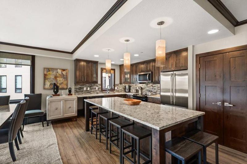 Spacious In, Out 3 Bedroom Vacation Next To The Gondola Featuring Slopeside Heated Outdoor Pool And Hot Tub Apartment