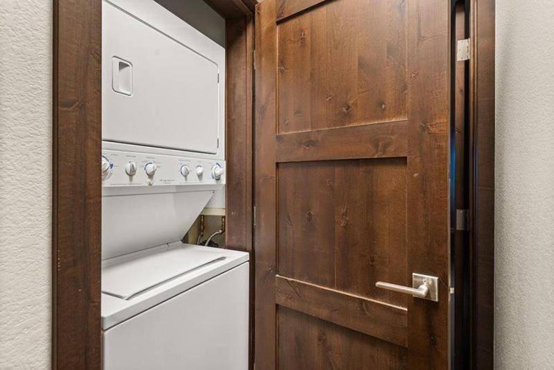 Spacious In, Out 3 Bedroom Vacation Next To The Gondola Featuring Slopeside Heated Outdoor Pool And Hot Tub Apartment Snowmass Village