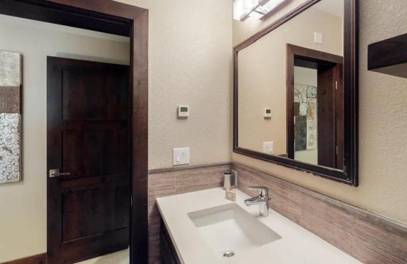 Apartment Spacious In, Out 3 Bedroom Vacation Next To The Gondola Featuring Slopeside Heated Outdoor Pool And Hot Tub *
