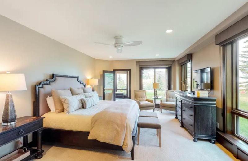 Spacious In, Out 3 Bedroom Vacation Next To The Gondola Featuring Slopeside Heated Outdoor Pool And Hot Tub *