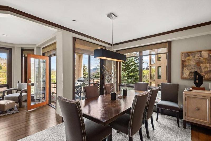 Spacious In, Out 3 Bedroom Vacation Next To The Gondola Featuring Slopeside Heated Outdoor Pool And Hot Tub * Snowmass Village