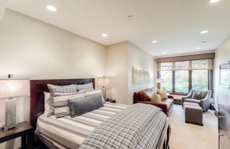 Apartment Spacious In, Out 3 Bedroom Vacation Next To The Gondola Featuring Slopeside Heated Outdoor Pool And Hot Tub Snowmass Village