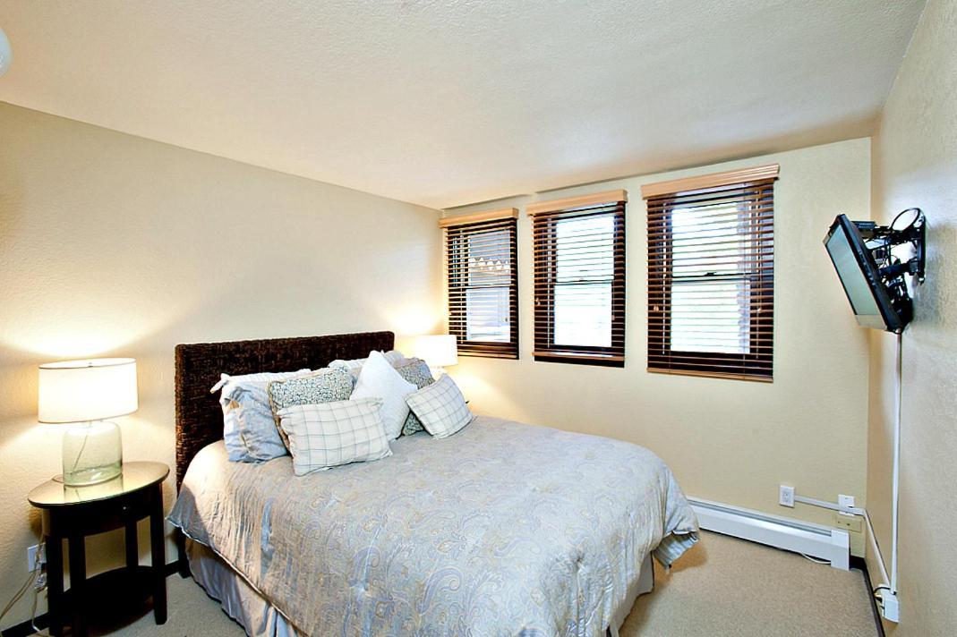 Snowmass Ski-in Ski-out Apartment *