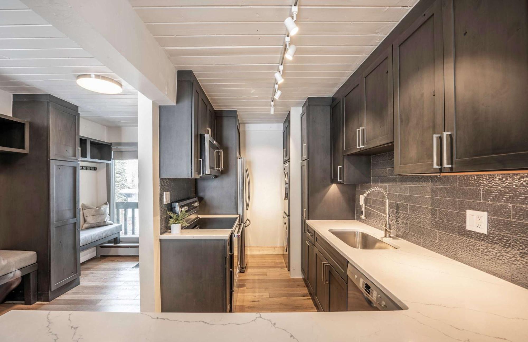 Renovated 2 Bedroom W Hot Tub -mountain Views!