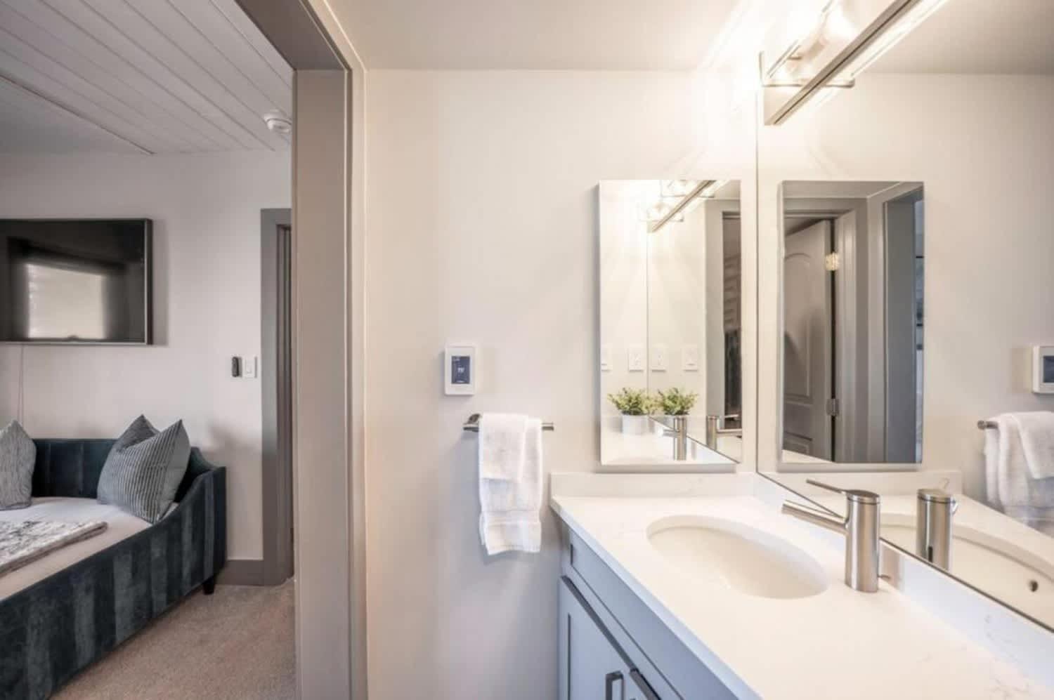 Renovated 2 Bedroom W Hot Tub -mountain Views! *