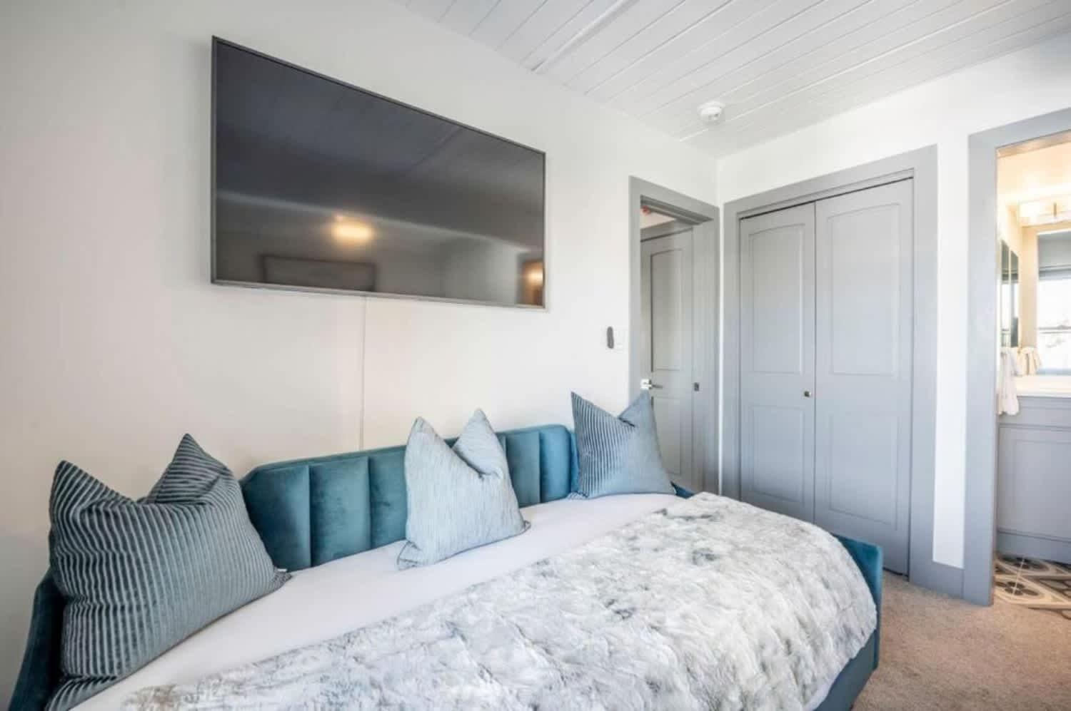 Renovated 2 Bedroom W Hot Tub -mountain Views! *