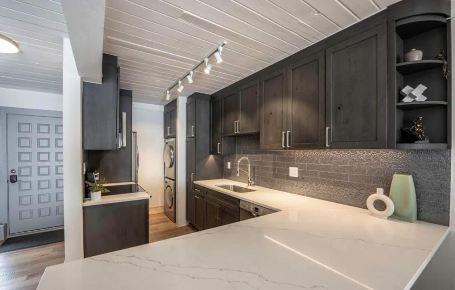 Renovated 2 Bedroom W Hot Tub -mountain Views! *