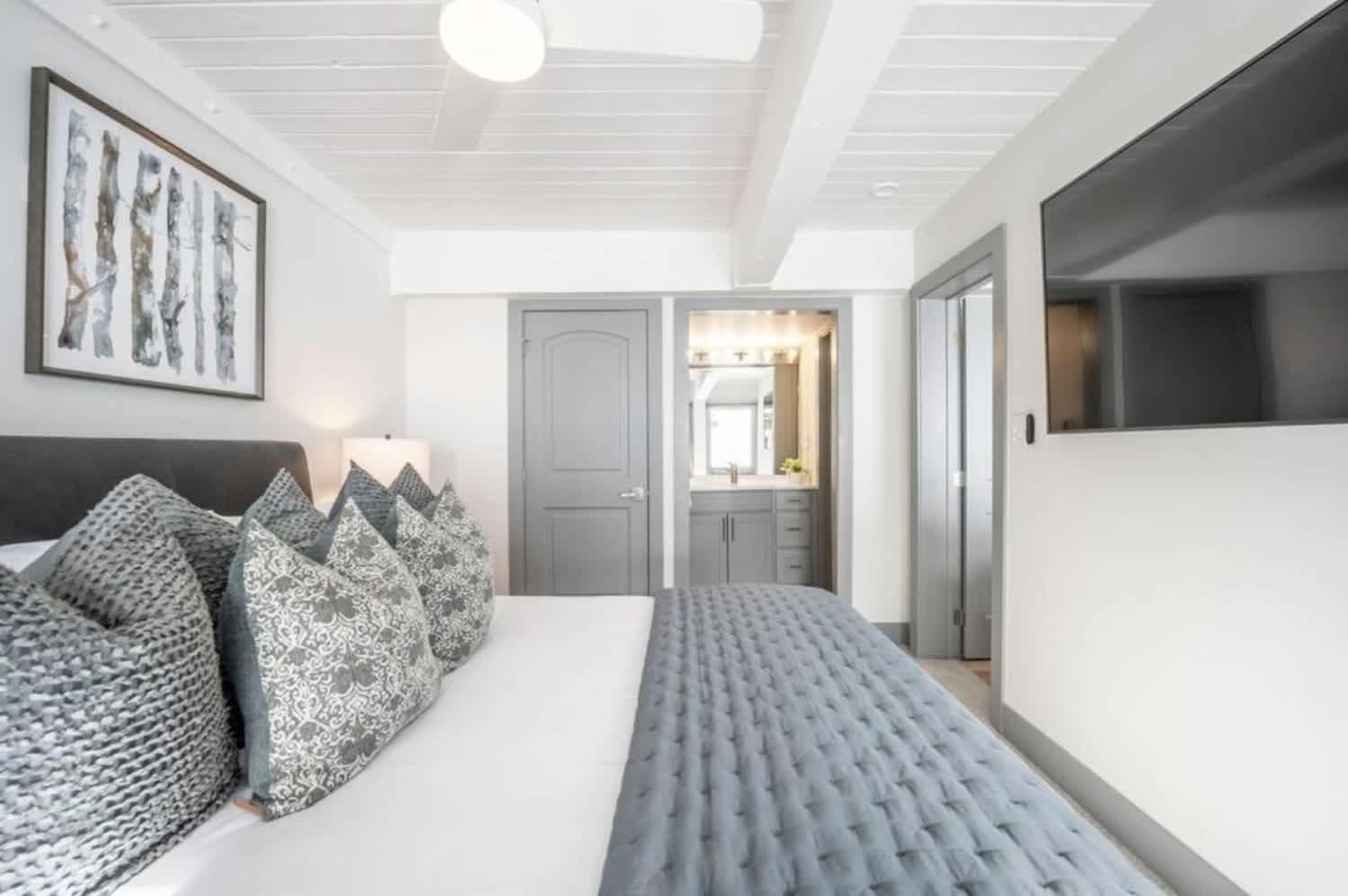 Renovated 2 Bedroom W Hot Tub -mountain Views! *