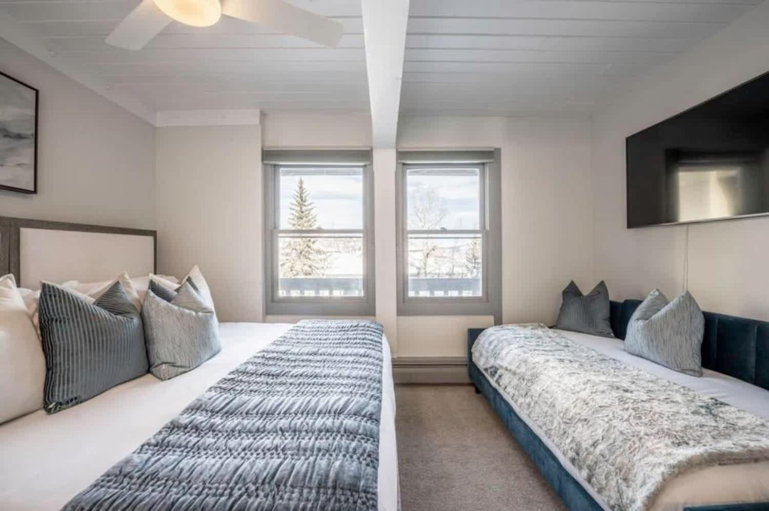 Renovated 2 Bedroom W Hot Tub -mountain Views! *
